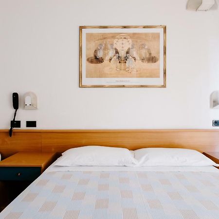 Hotel Villa Claudia Bellaria-Igea Marina Exteriör bild