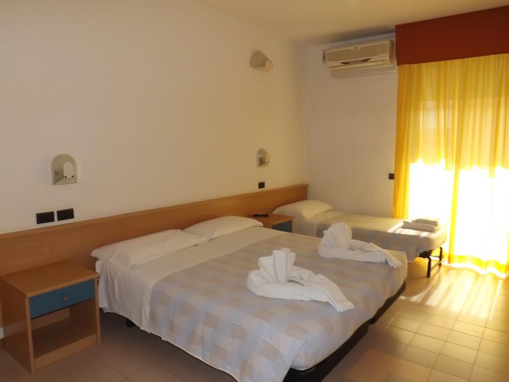 Hotel Villa Claudia Bellaria-Igea Marina Rum bild