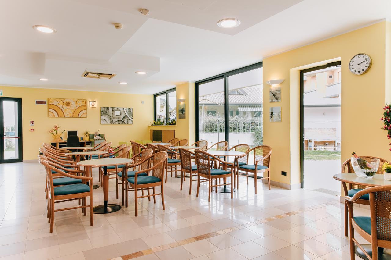 Hotel Villa Claudia Bellaria-Igea Marina Exteriör bild