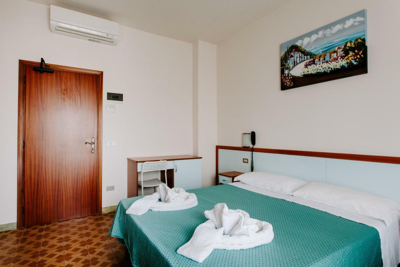 Hotel Villa Claudia Bellaria-Igea Marina Exteriör bild